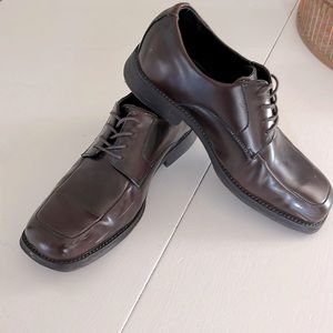 Size 10.5 Kenneth Cole Reaction brown dress shoes